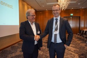 Achim Gerdes von Weidmüller berichtete, wie digitale Prozesse seinen Einkauf verbessert haben (im Bild mit Michael Bibow, Newtron)